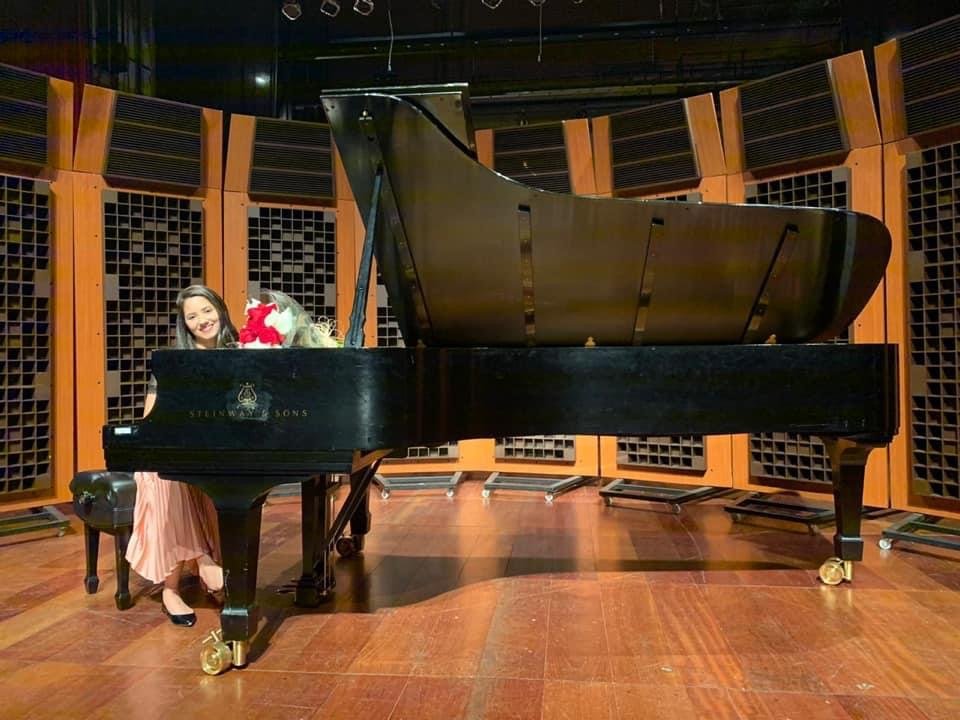 Helleny Rocha ao piano de cauda